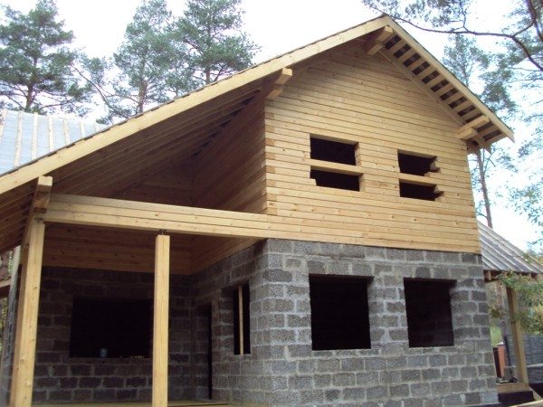zdes-pervyy-etazh-vystroen-iz-arbolitovyh-blokov-600x450.jpg