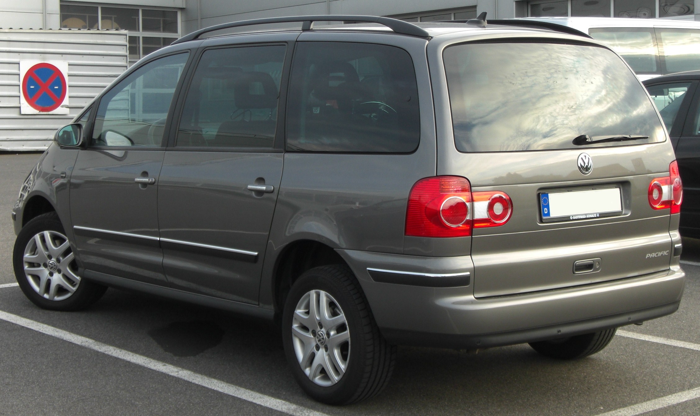VW_Sharan_Pacific_%282004%29_rear.JPG