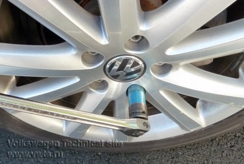 Замена задних тормозных колодок на VW Passat B6