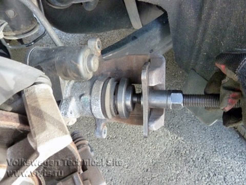 Замена задних тормозных колодок на VW Passat B6
