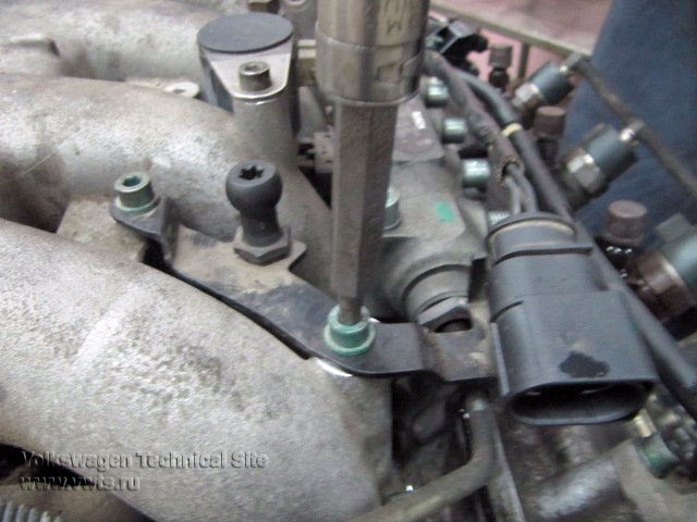 Снятие/установка форсунок на двигателе Audi AKF
