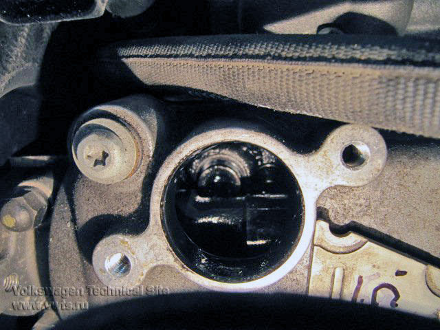 Снятие/установка форсунок на двигателе Audi AKF